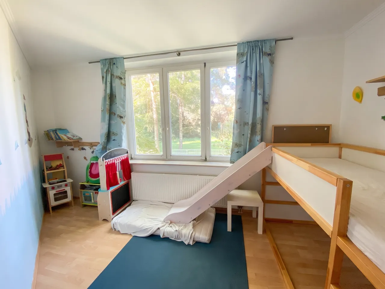 Geräumiges Kinderzimmer