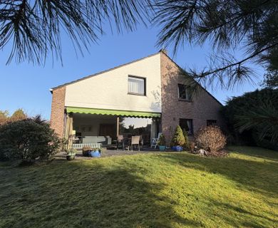 IN VORBEREITUNG! Gemütliches Doppelhaus mit Garage in Sackgassenwohnlage von Flüren