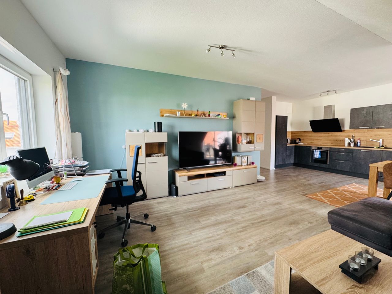 Moderne 2-Zimmer-Dachgeschosswohnung mit Aufzug, Balkon, Einbauküche und 2 PKW-Stellplätzen - Foto 1