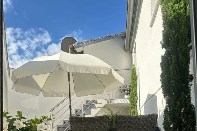 Terrasse mit Zugang zum Esszimmer und zum Erdgeschoss