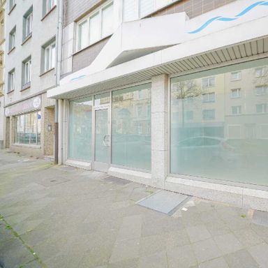 Oberrath: Gut sichtbare Praxis-/Ausstellungsfläche mit großer Schaufensterfront