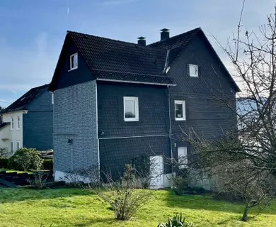 Geräumiges 1-2 Familienhaus mit Garten und zwei Garagen!
