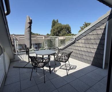 Eyecatcher Loggia! Top gepflegte Dachgeschosswohnung mit Wohlfühlcharakter in Flüren