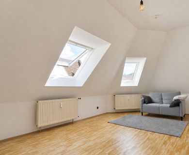 Helle ca. 45m² große 2-Zimmer-Dachgeschosswohnung mit Tageslichtbad