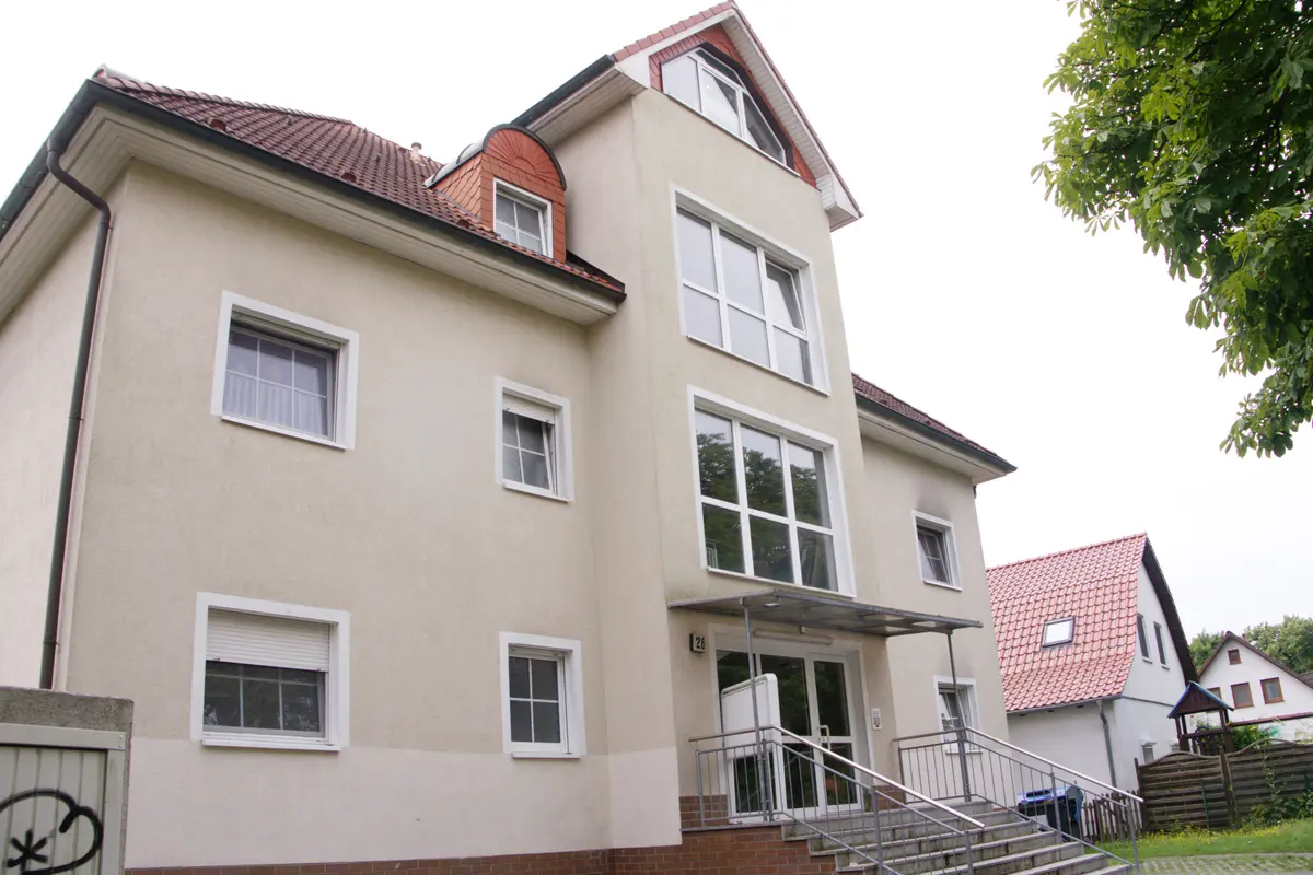 Haus mit Treppe zum Eingang
