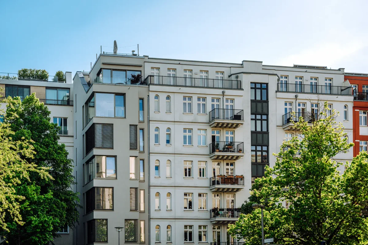Modernes Mehrfamilienhaus mit Balkonen in Berlin