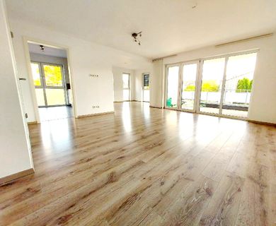 Ideal für 1-3 Personen! Lichtdurchflutete 3-Zimmer-Wohnung mit 2 Balkonen, Aufzug  und  TG-Stellplatz