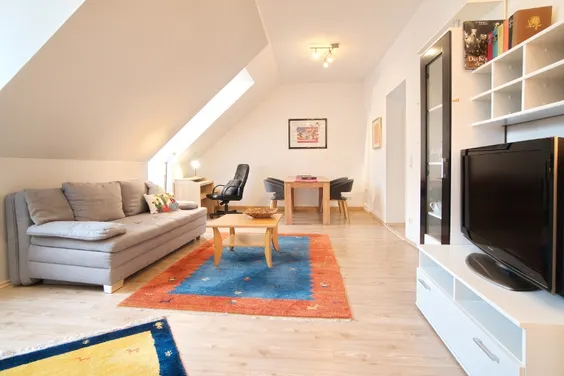 Gemütlich-moderne Wohnung im Dachgeschoss, komplett ausgestattet, ruhige Lage