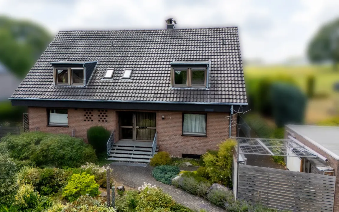 Freistehendes Wohnhaus mit großem Raumangebot, Vollkeller und Doppelgarage in Kleve – Materborn