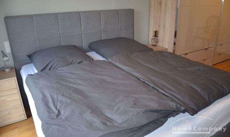 Gro&szlig;es, hochwertiges Bett im Schlafzimmer
