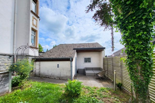 Sitzecke hinter der Garage