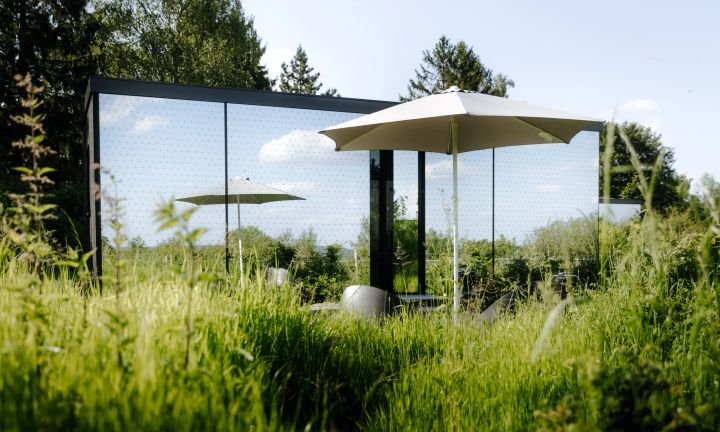 Außenbereich mit Sonnenschirm am Tiny House, moderne Minihäuser für nachhaltiges Wohnen