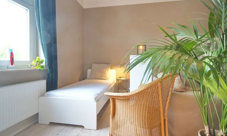 Guest bed