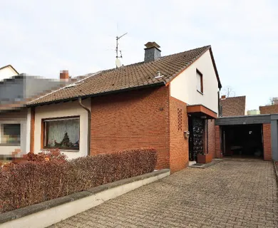 Solide Doppelhaushälfte mit Doppelgarage in zentraler Lage