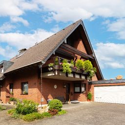 NEU: Einfamilienhaus mit Einliegerwohnung und Doppelgarage auf traumhaftem Grundstück