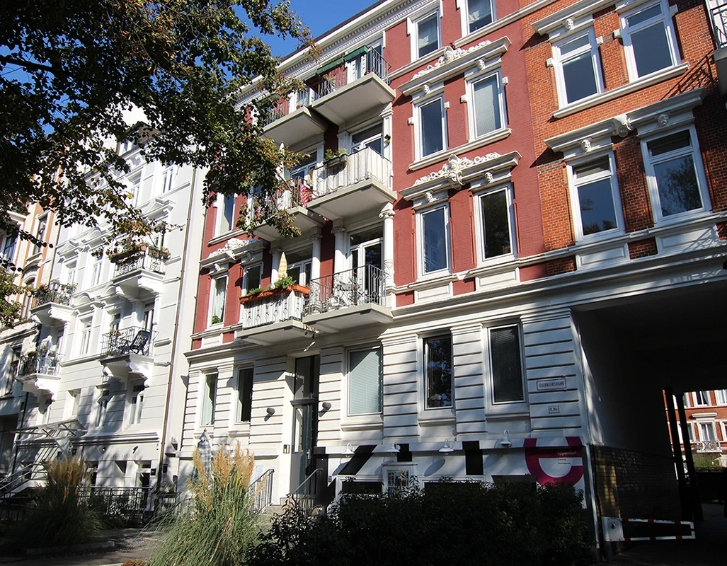 Aussenansicht_Schrammsweg Altbau-Mehrfamilienhaus mit roter Klinkerfassade in Hamburg