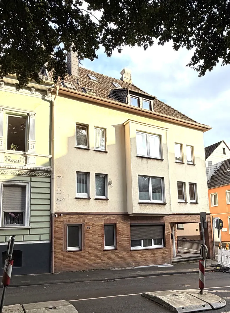 *** Klassisches Mehrfamilienhaus mit einer Gewerbeeinheit und Entwicklungspotenzial... ***