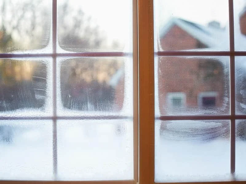 Gefrorene Fensterscheibe im Winter