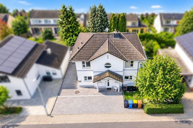 Sonniger Vorort mit weißem Traumhaus