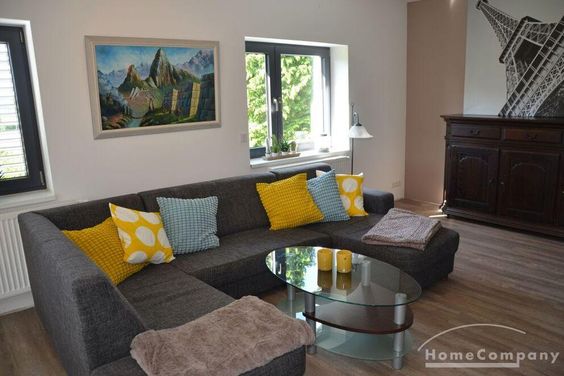 Großzügige 2 (3) Zi.-Wohnung in einem 2 Familienhaus, 1. OG, mit Balkon und 2 PKW-Stellplätzen.