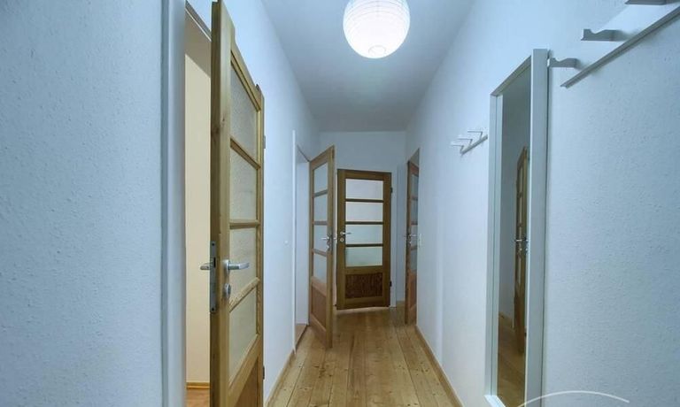 Vom Flur gehen alle Zimmer ab