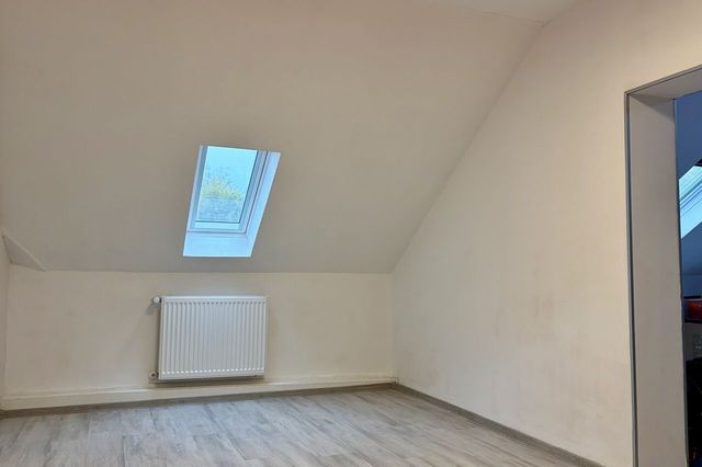 Zimmer mit Durchgang zum nächsten Zimmer DG 