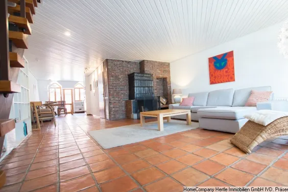 ***In Vorbereitung: Freundlich sowie modern möblierte Maisonette mit Terrasse, kl. Balkon und Kamin für 3-12 Monate in der Freiburger Altstadt!