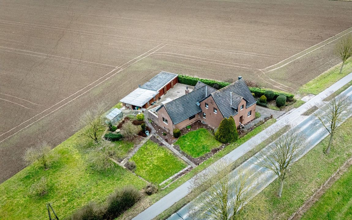 Geräumiges Wohnhaus mit großem Grundstück in Alleinlage am Ortsrand von Kleve – Kellen