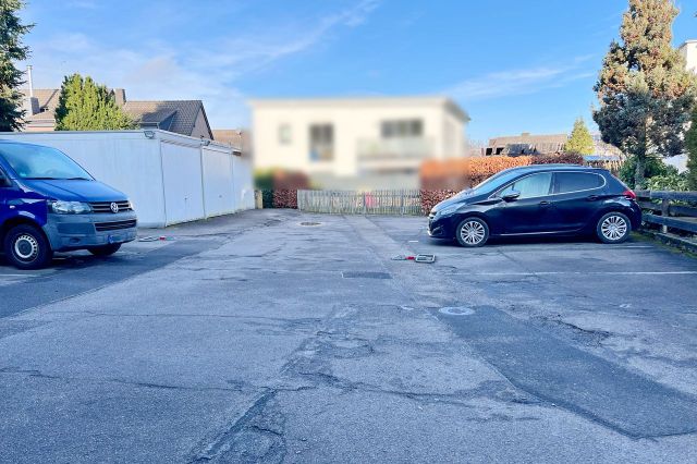 Parkplatz und Garagen