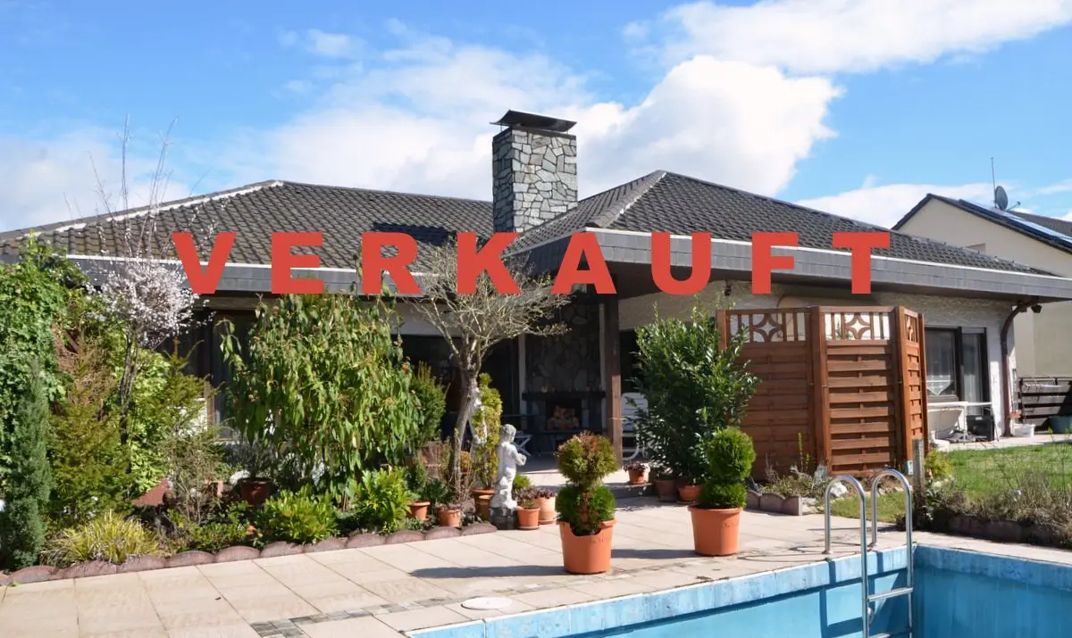 Großzügiger Winkelbungalow mit Pool