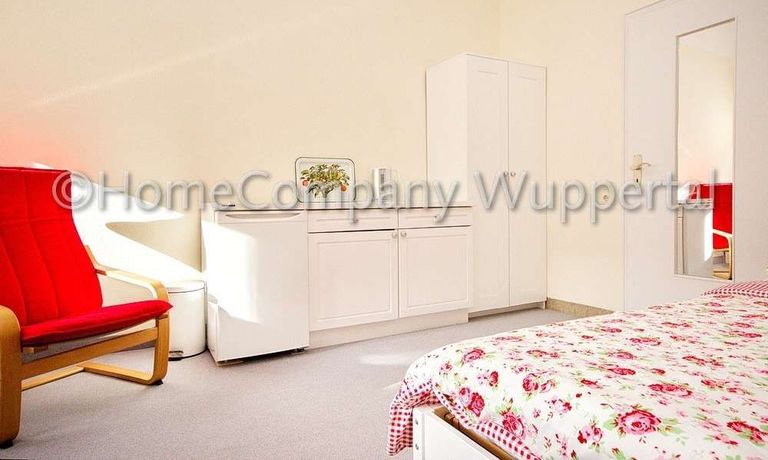 Möbliertes Zimmer mit eigenem Duschbad und DSL-Nutzungsmöglichkeit und Stellplatz - Photo 1