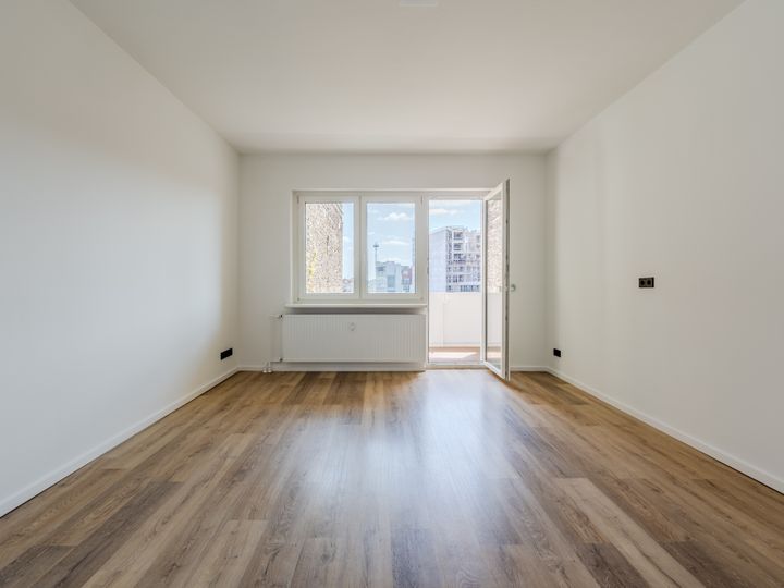 Sonnenbalkon trifft Kudamm-Blick – Hochwertig modernisierte 4 Zimmerwohnung !
