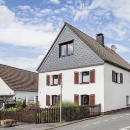 Alt genug für Geschichte – modern genug zum Einziehen: familienfreundliches Fachwerkhaus mit Garagen