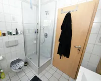 Dusch-/Wannenbad im Dachgeschoss mit Blick auf die Dusche
