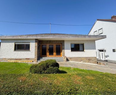 Renovierungsbedürftiger Bungalow mit Sauna & Schwimmbad – nahe Hamm (Sieg)!