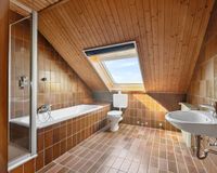 Bad mit Dusche und Wanne