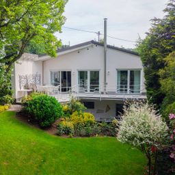 Großzügiges Einfamilienhaus mit Einliegerwohnung und parkähnlichem Garten in Kirchen