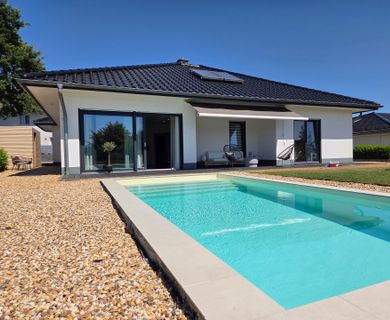 Modernes Wohnen auf einer Ebene mit Garage, Pool & unverbaubarer Aussicht – stilvoll, hochwertig, naturnah!
