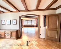 Esszimmer mit Blick ins Wohnzimmer