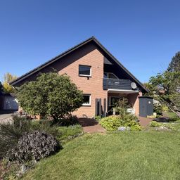 Wohnen mit Freiraum: Charmantes Zweifamilienhaus mit Traumgarten