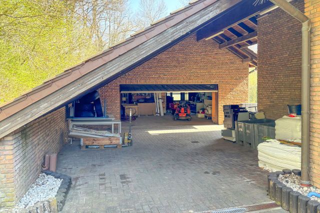 Garage und Unterstellplatz