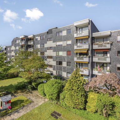 4-Zimmer-Wohnung mit zwei Loggien, Aufzug  und  Tiefgaragenstellplatz in Hilden