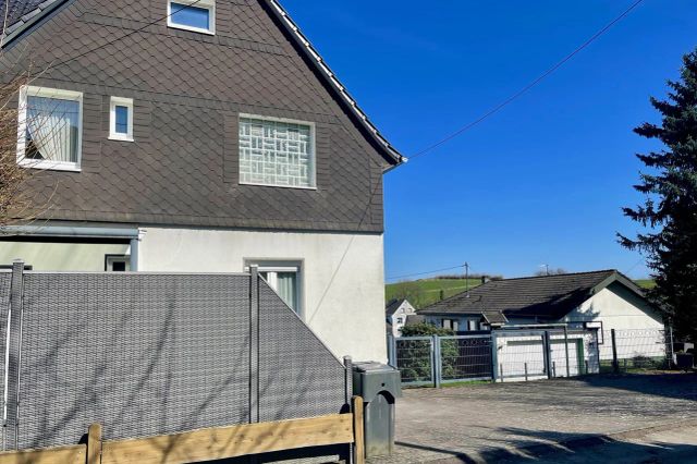 Stellplätze neben dem Haus