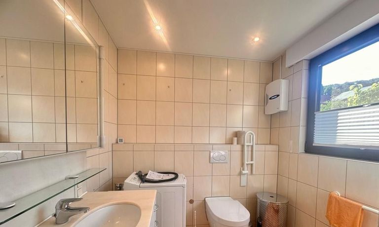 Tageslichtbad mit Waschmaschine