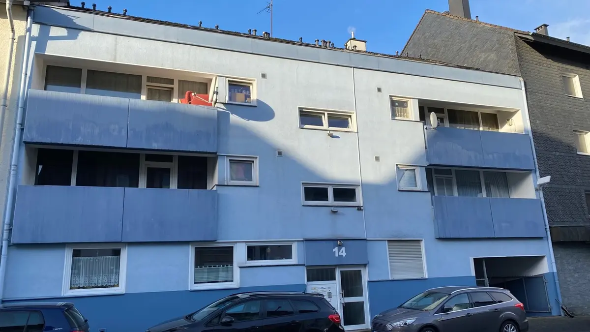 Modernisierungsbedürftige Eigentumswohnung im 1. OG mit Balkon