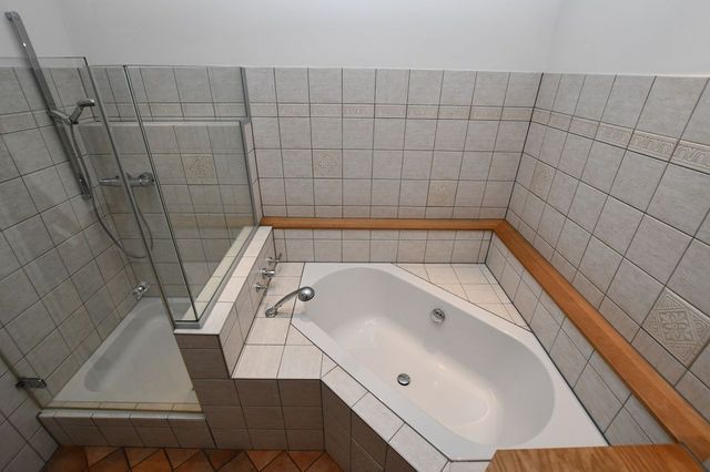 Badezimmer Badewane und Dusche