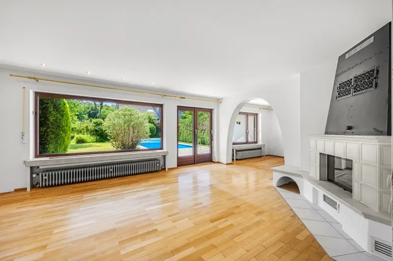 Wohnzimmer mit Kamin