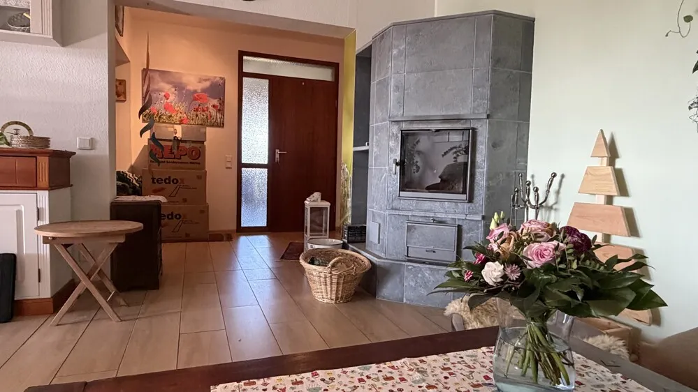 Eine offene Raumgestaltung mit wohliger Wärme