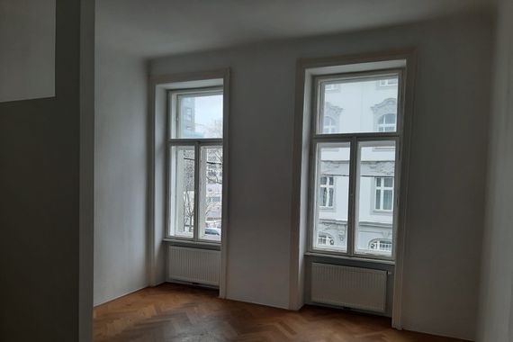 UNBEFRISTETE SINGLEMIETE/ NÄHE U3! Wohnzimmer mit Einbauküche, Vorraum, Fliesenbad/WC, Gesamtmiete 599,--