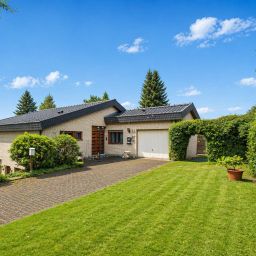 Wohnen über den Dächern – Zweifamilienhaus mit traumhafter Aussicht